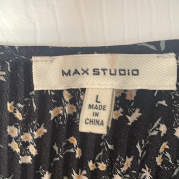 Max Studio black/yellow/white bell sleeve top with gathered bodice. So cute! - Picture 5 of 7
